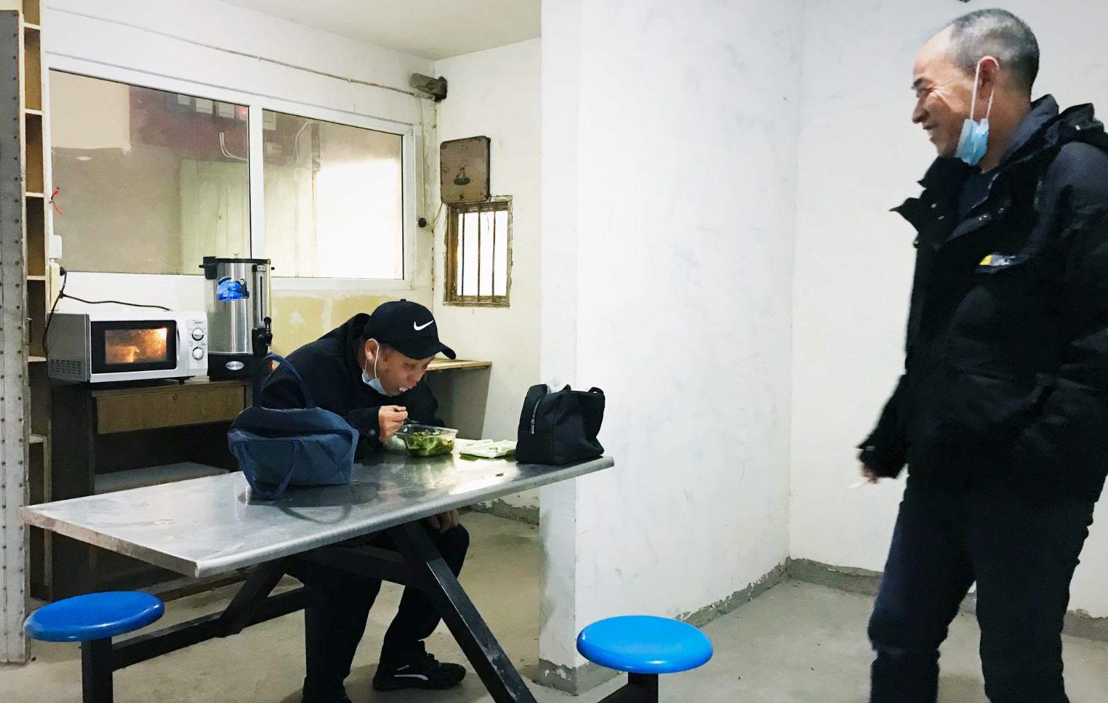 10月份，公司新租建駕駛員休息室之一，駕駛員在休息室內(nèi)愉悅休息與交談.jpg
